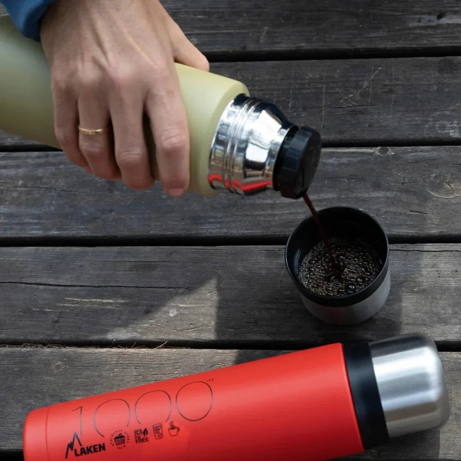 Termo para líquidos LAKEN echando café en el vaso que incorpora