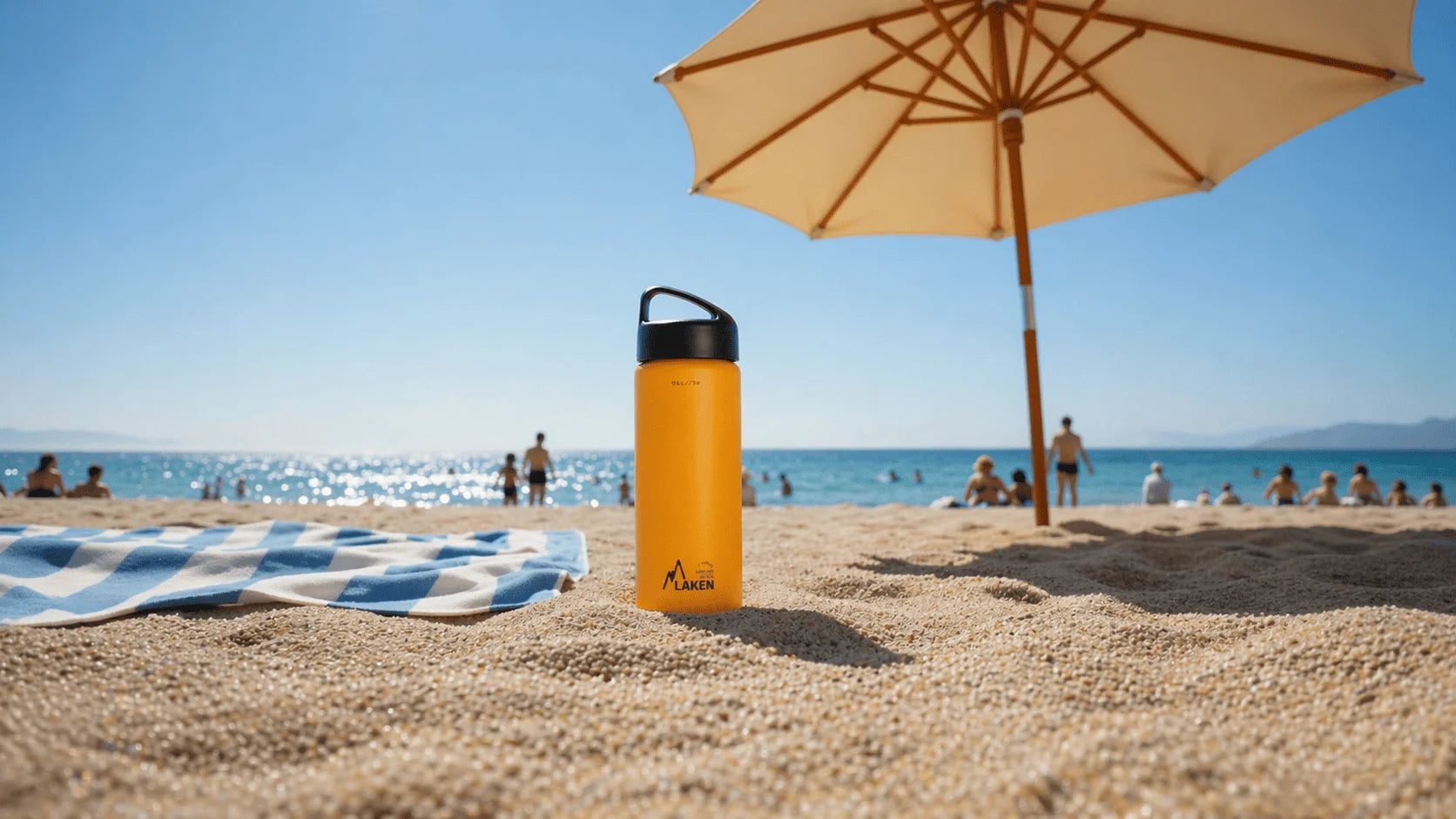 Botella térmica Classic LAKEN en una playa